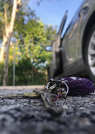 Verlorener Schluesselbund liegt vor dem Auto